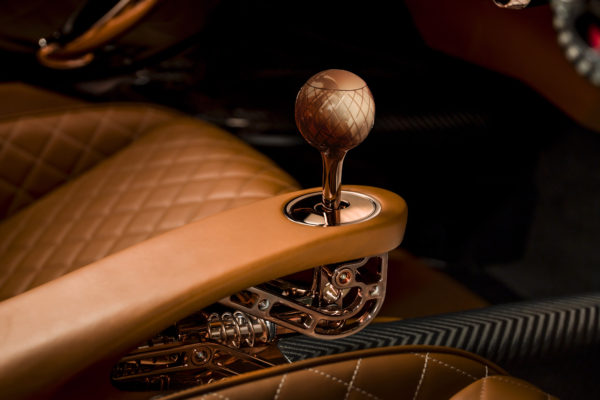 De-Tomaso-P72-Interior-Manual-Shifter-600x400